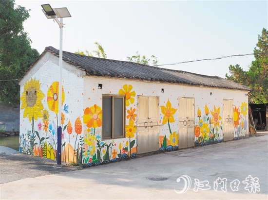 雙橋村發(fā)動返鄉(xiāng)大學生設計獨具雙橋特色的墻繪。