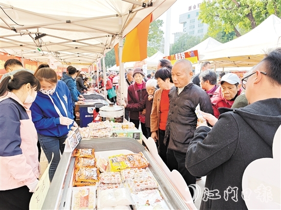 不少市民前來感受傳統(tǒng)節(jié)日氛圍，購買心儀的農(nóng)產(chǎn)品。