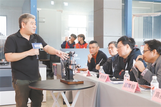 大賽評委與答辯企業(yè)代表交流產品設計理念。