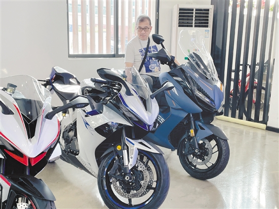 江門的摩托車作品備受評委關注。