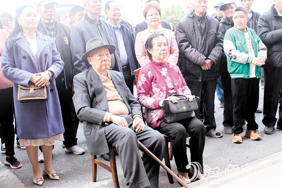 老縣長(zhǎng)馮炎攜夫人參加活動(dòng)。