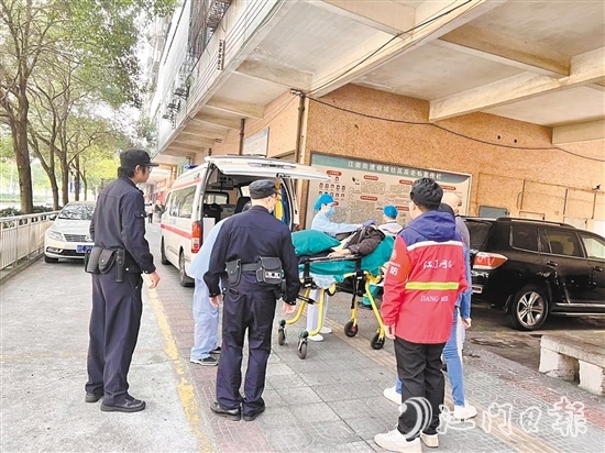 網(wǎng)格員協(xié)助醫(yī)護(hù)人員救助突發(fā)意外的老人。