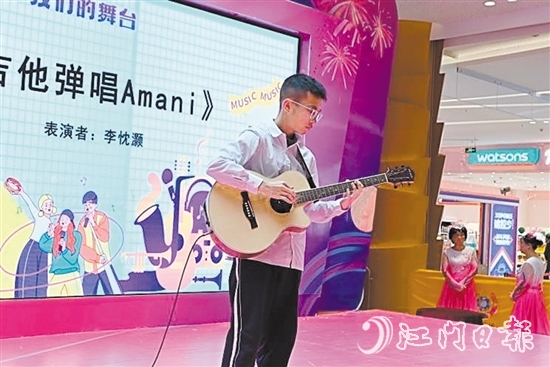 吉他手為觀眾帶來彈唱表演。