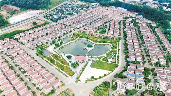 奇榜村積極探索集體經(jīng)濟(jì)創(chuàng)新發(fā)展模式，推動(dòng)共富廣場(chǎng)等項(xiàng)目落地，向“億元村”目標(biāo)邁進(jìn)。