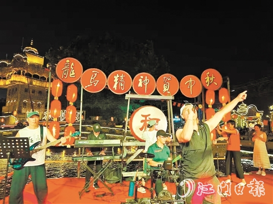五邑人家經(jīng)常邀請嘉賓前來餐廳演出并與客人互動。