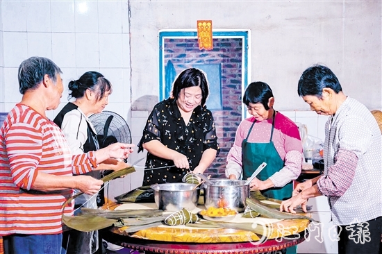 非遺傳承人呂艷卿正在傳授柴火粽的制作技藝。
