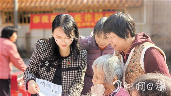宣傳人員向村民普及金融知識(shí)。