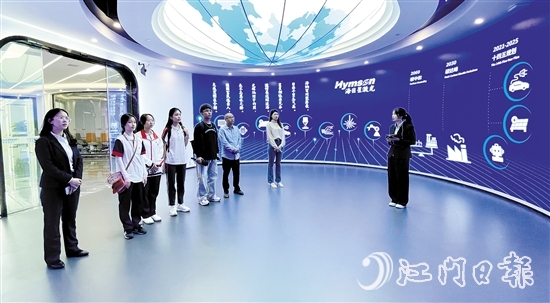 江門海目星的激光設備融入了工業(yè)機器人、數控機床、5G等技術，可以在部分流程實現(xiàn)全自動化生產。