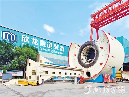 鶴山營(yíng)商環(huán)境持續(xù)向好，提振了企業(yè)發(fā)展信心，產(chǎn)業(yè)新賽道越走越寬。圖為廣東欣龍隧道裝備股份有限公司。