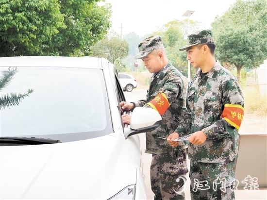 雅瑤鎮(zhèn)森林防火值守點工作人員正在對進(jìn)入林區(qū)的車輛進(jìn)行登記。