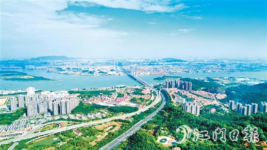 今年以來，鶴山市以拔頭籌、爭上游的奮進姿態(tài)，建典型、作示范，推動“百千萬工程”加力提速、全面突破。圖為鶴山城區(qū)新貌。
