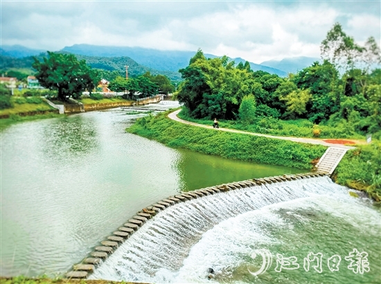 鶴山市深入推進全域水經(jīng)濟試點建設、河湖長制工作，治理保護水環(huán)境，大力發(fā)展水經(jīng)濟，做好做活“水文章”。圖為鶴城鎮(zhèn)三堡河五星村段。