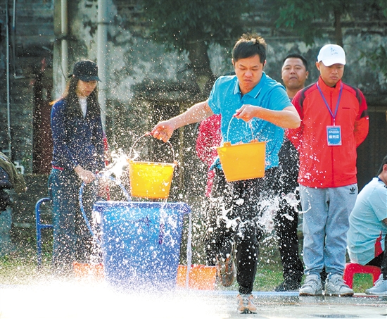 男子抗旱保苗比賽最激烈，選手提著水桶向前沖，既要快，還要穩(wěn)。