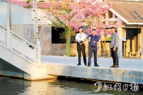 新會區(qū)紀檢監(jiān)察干部到廣東省鄉(xiāng)村振興示范村——大鰲鎮(zhèn)東風村開展監(jiān)督檢查，深入了解河道日常管護治理、隱患排查等情況。