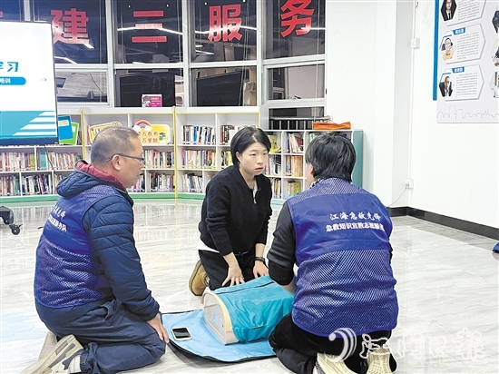 志愿者們利用模擬人進行現(xiàn)場演示，并指導居民進行實操訓練。