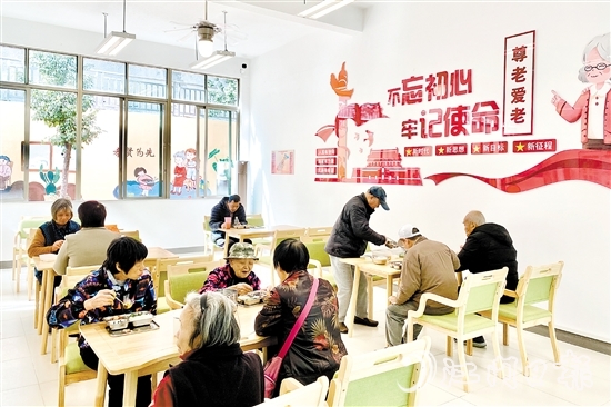 長(zhǎng)者在甘化社區(qū)居家養(yǎng)老服務(wù)站就餐。