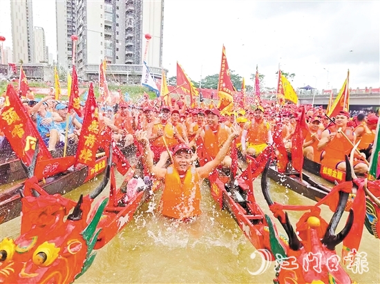 棠下端午龍舟會(huì)現(xiàn)場(chǎng)熱鬧非凡。