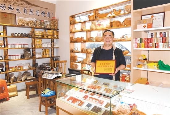 在恩平煙草的指導(dǎo)幫助下，升級(jí)改造后的農(nóng)網(wǎng)煙草零售商鋪面貌煥然一新。