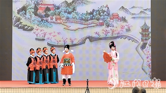 “小小紅豆班”小學(xué)員表演粵劇折子戲《春草鬧堂之上路》。