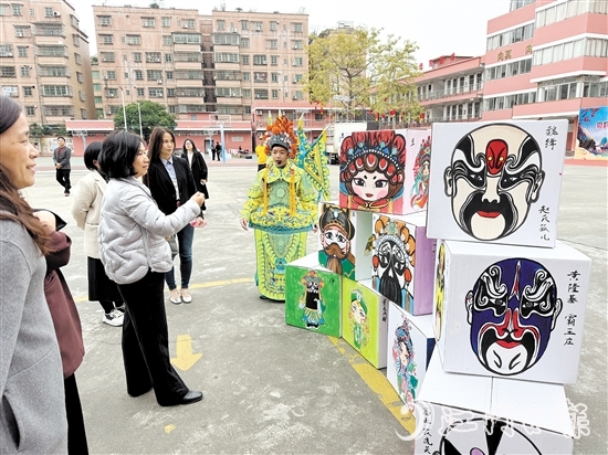 “小小紅豆班”小學(xué)員以粵劇扮相介紹粵劇臉譜繪畫作品。