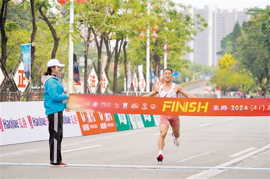 江門(mén)馬拉松半程終點(diǎn)設(shè)在江海區(qū)，江海賽道涉及多個(gè)地標(biāo)性區(qū)域。圖為“半馬”第一名選手沖線。郭永樂(lè)