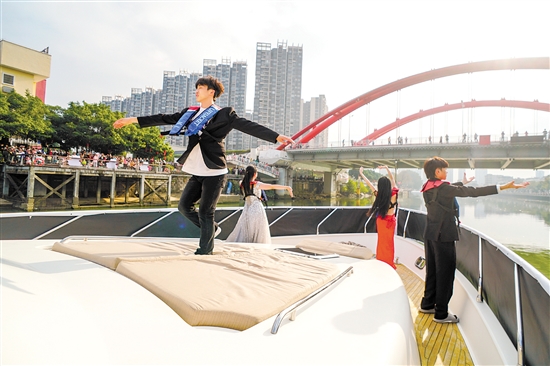活動(dòng)現(xiàn)場(chǎng)，一艘游艇出現(xiàn)在江門河上，飄出悠揚(yáng)的歌聲，船上的演員身著禮服載歌載舞。郭永樂(lè)