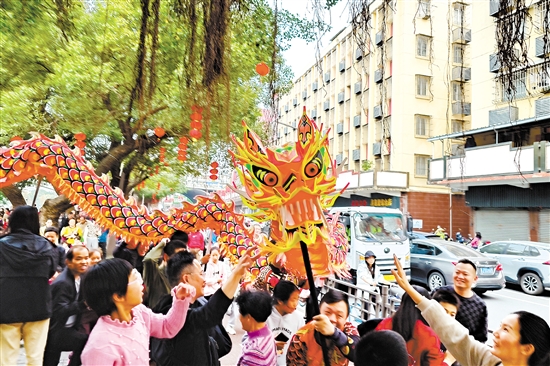 金龍表演受到市民熱捧。