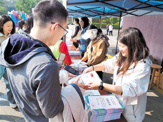 工作人員為捐贈(zèng)步數(shù)的參加者頒發(fā)公益證書。