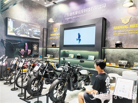 蓬江區(qū)摩托車企業(yè)積極往外拓展市場(chǎng)、尋找出路。圖為第136屆廣交會(huì)上的建雅摩托展位。