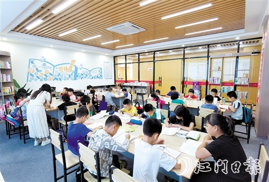棠下鎮(zhèn)總工會(huì)巧用職工書(shū)屋豐富職工子女寒暑假托管活動(dòng)。