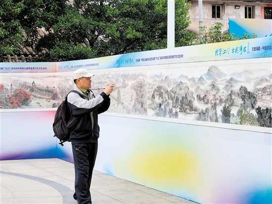 市民正在欣賞“大美江門”主題百米寫生國畫長卷。