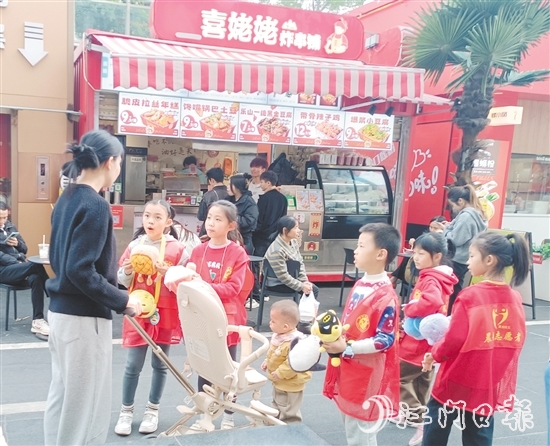 統(tǒng)一身著志愿者服裝的孩子們化身“愛心小掌柜”，向顧客推銷商品。