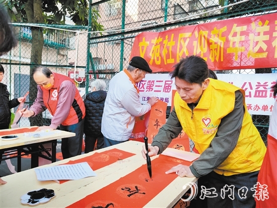 志愿者在攤位上揮毫潑墨。