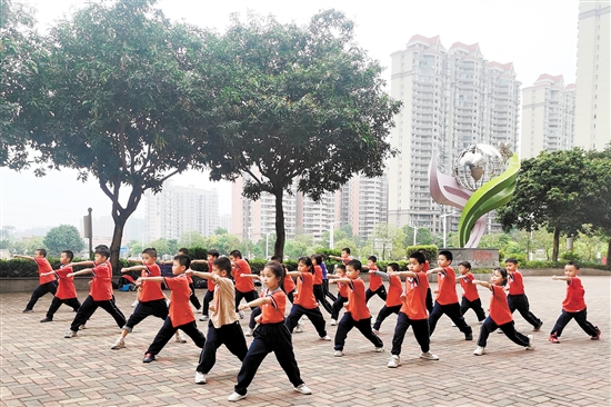 紫茶小學(xué)利用課間開展武術(shù)、軍體拳教學(xué)，引導(dǎo)孩子強(qiáng)身健體。