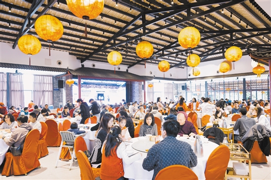 禮東美食街匯聚了30多家特色田園餐飲店，吸引了眾多游客前來品嘗美食。2022年，禮東美食街獲得第二批“廣東省粵菜美食街”榮譽(yù)稱號。