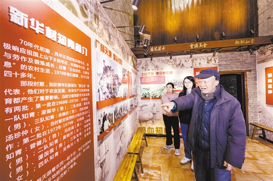 知青故事紀(jì)念館是深受村民喜歡的打卡點(diǎn)，80多歲的老知青梁錦華常來這里重溫以前的歲月。