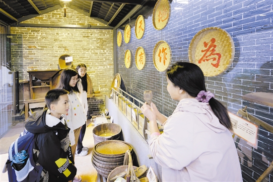 農(nóng)耕文化展示館里的農(nóng)具全是村民捐獻(xiàn)的，引發(fā)了孩子們的好奇心。