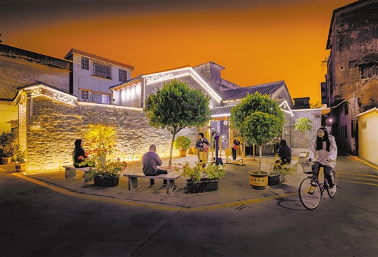 華燈初上，新華村一派安靜祥和的景象。