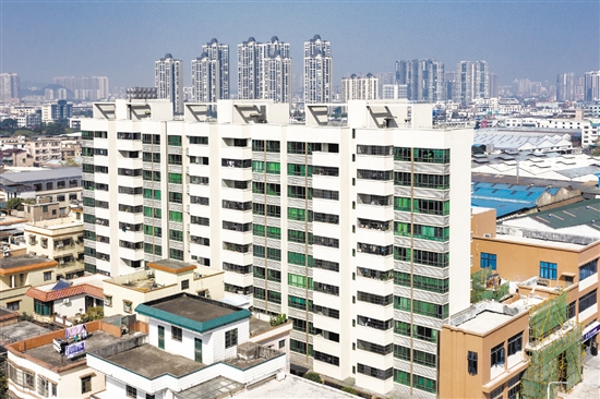 村民公寓樓拔地而起，大幅提升村民居住水平的同時(shí)還增加了村集體經(jīng)濟(jì)收入。