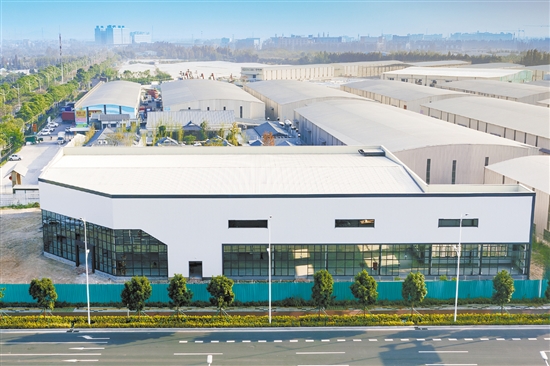 新華城商鋪項(xiàng)目正在加緊建設(shè)，這是該村招商引資的新引擎。