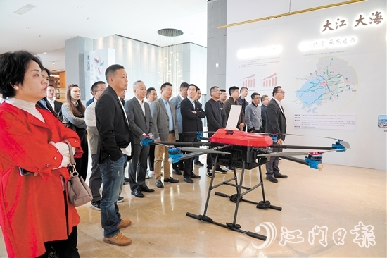 企業(yè)家們參觀龍溪湖江海區(qū)產(chǎn)業(yè)展廳。