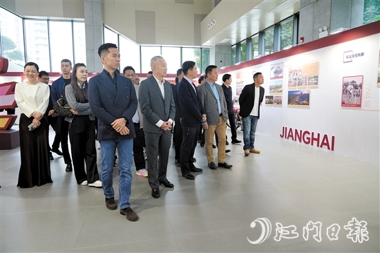 企業(yè)家們參觀江海區(qū)建區(qū)30周年檔案展。