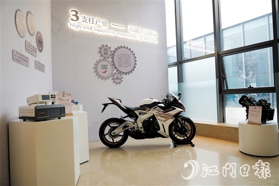 龍溪湖江海區(qū)產(chǎn)業(yè)展廳展示著一輛“江海造”摩托車(chē)。