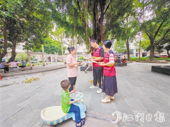 網(wǎng)格員經(jīng)常到村（居）巡查，積極與群眾交流溝通。