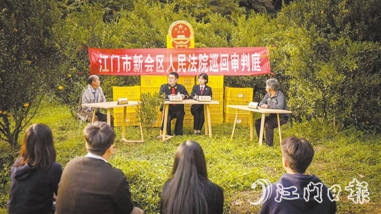 會城法庭干警就一起隨意傾倒柑肉致相鄰種植戶柑樹受損案進行巡回審判。