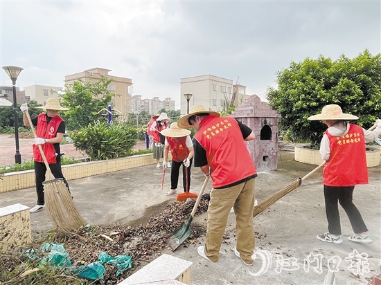 三江鎮(zhèn)凝聚鎮(zhèn)村干部、黨員群眾、師生志愿者等力量，開展鄉(xiāng)村周邊環(huán)境整治行動。