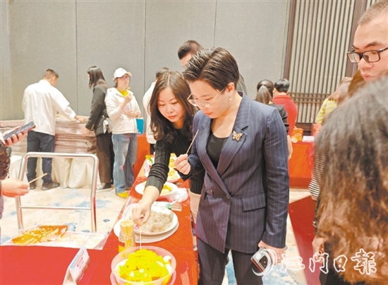 嘉賓現(xiàn)場(chǎng)品嘗多道新會(huì)美食。