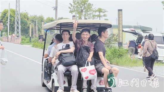 職工在石板沙村快樂游玩。