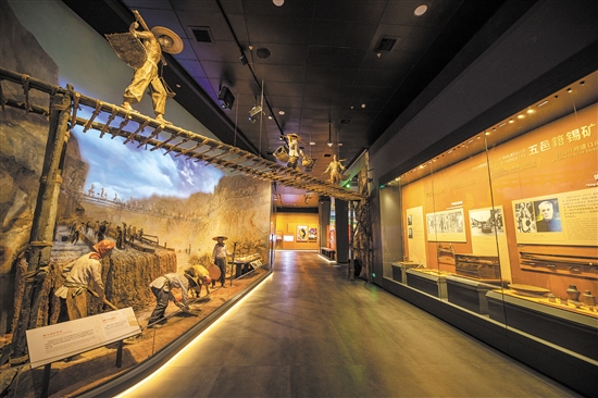 中國(guó)僑都華僑華人博物館展示了江門籍華僑華人遠(yuǎn)渡重洋赴外謀生創(chuàng)業(yè)、回報(bào)家鄉(xiāng)的完整歷史。黎禹君