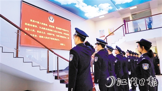 全體民輔警重溫公安機(jī)關(guān)人民警察誓詞，錚錚誓言、鏗鏘有力，盡顯人民警察的忠誠(chéng)與初心。
